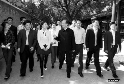 昨天,温家宝与青年代表一起参观中南海西花厅。新华社发